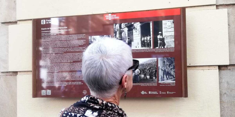 Estrena de la placa de l'antiga comissaria de la Policia Armada. Autor: Jordi M.