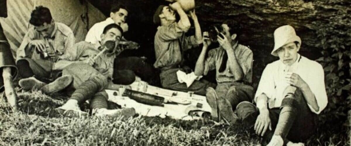 El jove equip del Diari de Sabadell i de L’any que ve. en campament la font del Saüc. Lluis Parcerisa. Josep Maria Trabal. Ricard Marlet. Francesc Trabal. Antoni Vila Arrufat i Joan Oliver.