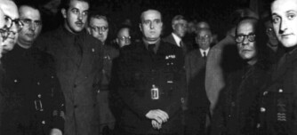 El governador civil Correa Véglison, el ministre de Treball José Antonio Girón de Velasco i l'alcalde Josep Ma Marcet, el 8 d'octubre de 1941. Font: AHS.