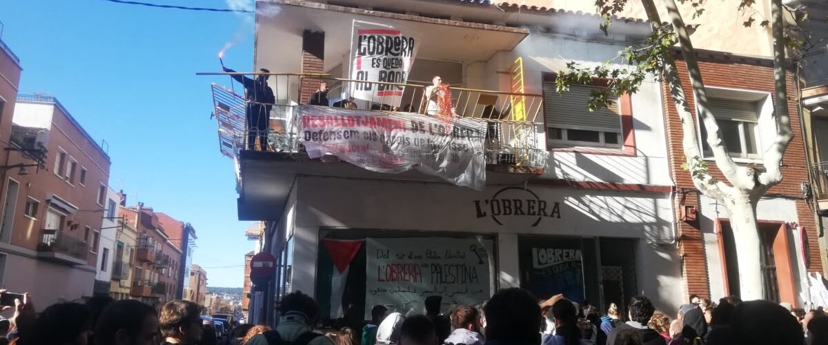 Moment en que es comunica que s'ha aturat el primer intent de desallotjar l'Obrera. Autor: Jordi M.