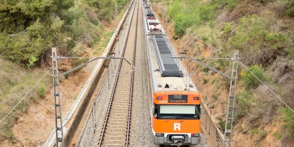 Foto portada: un tren a la R4, entre Sabadell i Terrassa. Autor: ACN