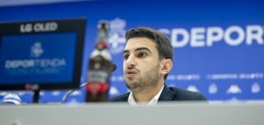 Foto portada: Rosende, en roda de premsa amb el Deportivo de la Corunya. Autor: RCDeportivo.es