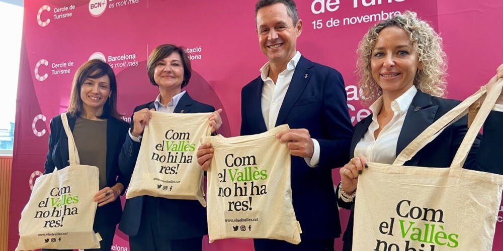 Foto portada: els representants de la Diputació, el Consell Comarcal i l'Ajuntament a les jornades turístiques. Autor: CCVOC.