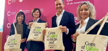 Foto portada: els representants de la Diputació, el Consell Comarcal i l'Ajuntament a les jornades turístiques. Autor: CCVOC.