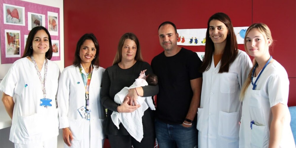 Equip del Taulí, amb la família i el nadó. Autor: cedida.,