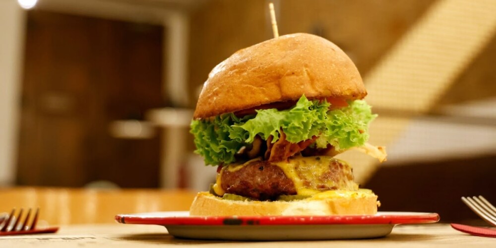 Foto portada: una de les hamburgueses de La Burgueseria. Autor: David Jiménez.