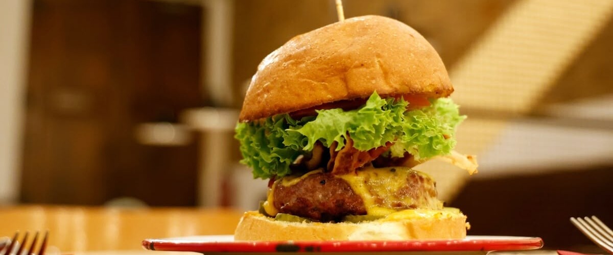 Foto portada: una de les hamburgueses de La Burgueseria. Autor: David Jiménez.