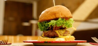Foto portada: una de les hamburgueses de La Burgueseria. Autor: David Jiménez.