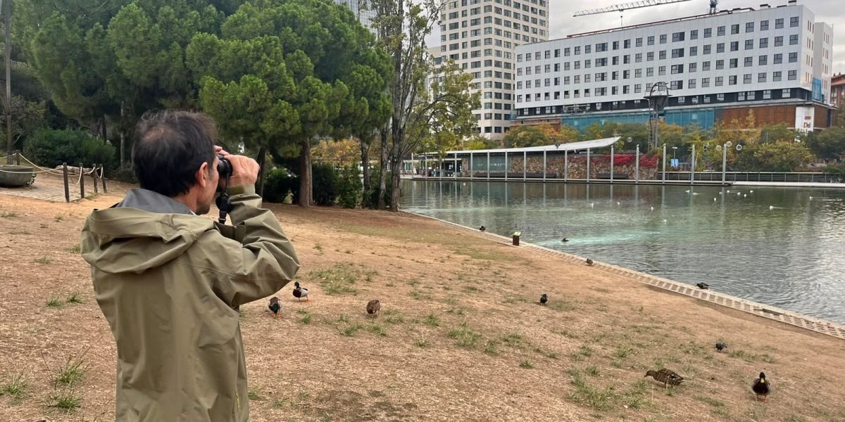 Josep Lluís Cortés, observant els ocells del Parc Catalunya. Autor: Jordi M.