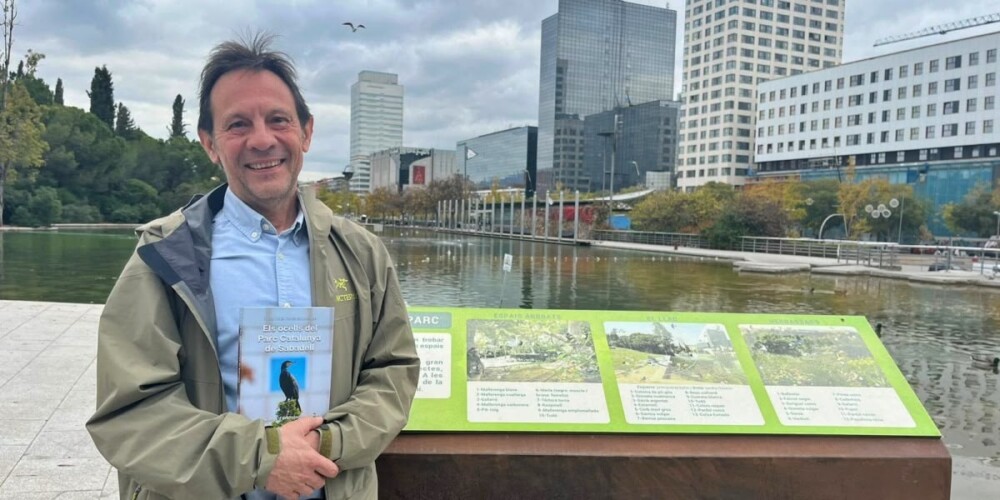 Josep Lluís Cortés, amb el seu llibre, després d'una entrevista al Parc Catalunya. Autor: Jordi M.