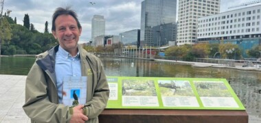Josep Lluís Cortés, amb el seu llibre, després d'una entrevista al Parc Catalunya. Autor: Jordi M.