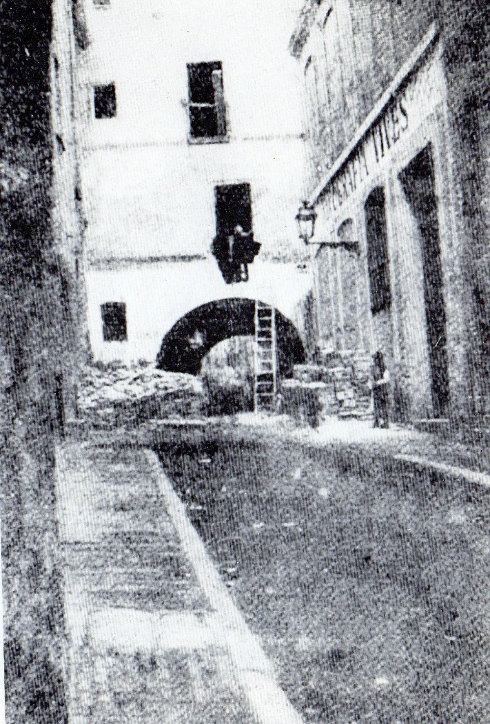 Arc del carrer de la Borriana (1905), Alfons Altay/MHS poc abans de ser enderrocat. Damunt de l'arc la casa senyorial dels Casadesús.