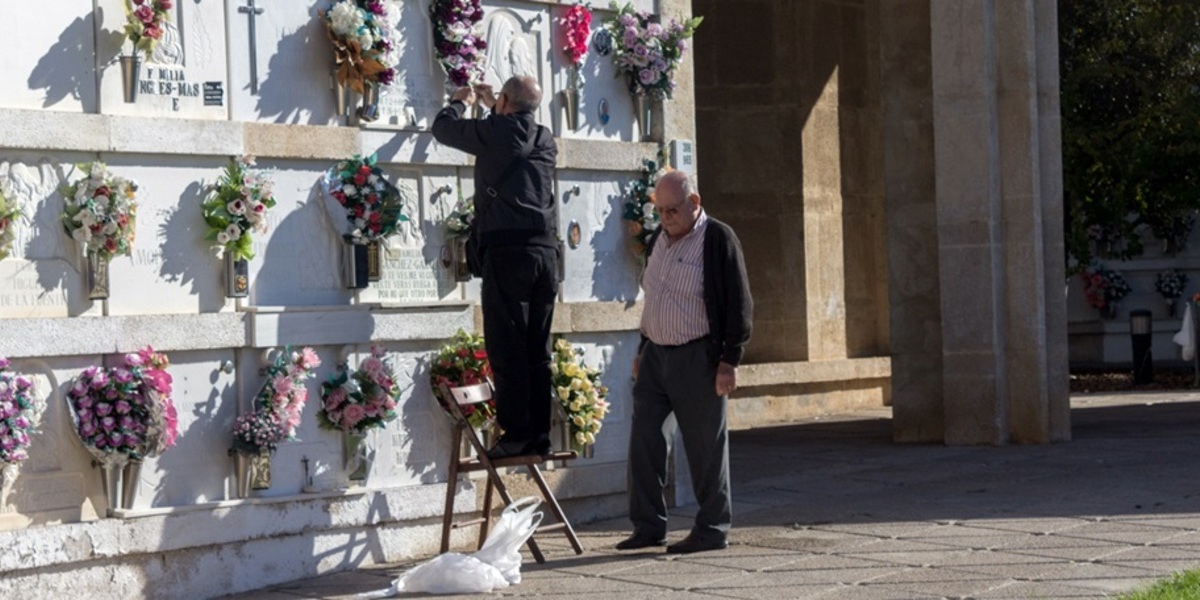Homes canviant flors al cementiri, en una imatge d'arxiu.Foto: M.Tornel.
