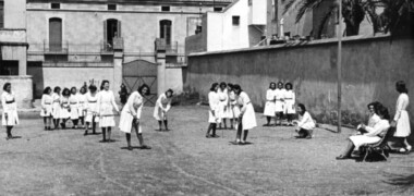 Grup de nenes, alumnes del “Colegio de Bachillerato de Sabadell”, jugant a críquet al pati de l’escola. Edifici de l’Escola Industrial, inicis dècada 1940. Autor: desconegut (AHS).