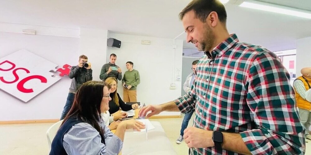 Pol Gibert, votant a la consulta del PSC sobre els pactes de govern. Autor: cedida.