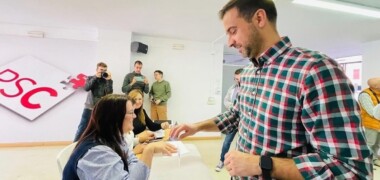 Pol Gibert, votant a la consulta del PSC sobre els pactes de govern. Autor: cedida.