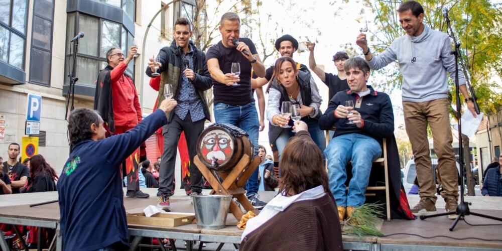 Foto portada: brindis durant la festa del vi novell. Autora: Alba García Barcia.
