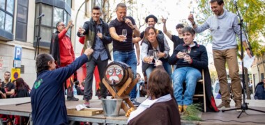 Foto portada: brindis durant la festa del vi novell. Autora: Alba García Barcia.