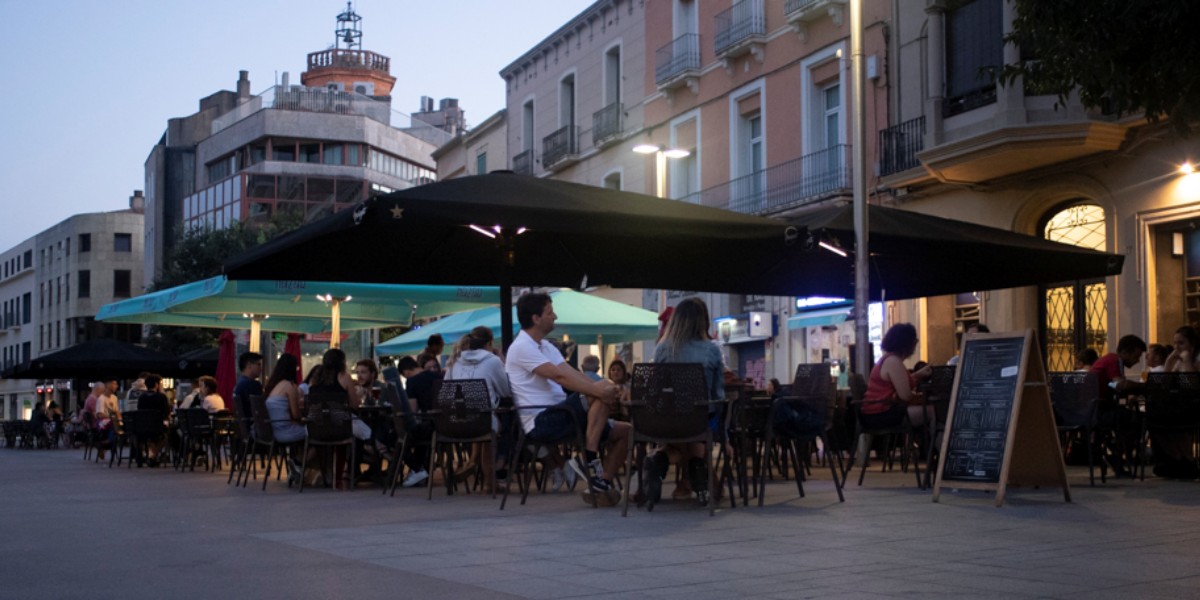 Foto portada: terrasses al vespre, al centre de Sabadell, el 13 de juliol de 2021. Autora: Alba Garcia.