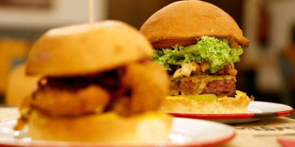 Foto portada: una de les hamburgueses de La Burgueseria. Autor: David Jiménez.