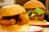 Foto portada: una de les hamburgueses de La Burgueseria. Autor: David Jiménez.