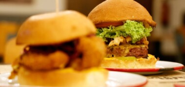 Foto portada: una de les hamburgueses de La Burgueseria. Autor: David Jiménez.