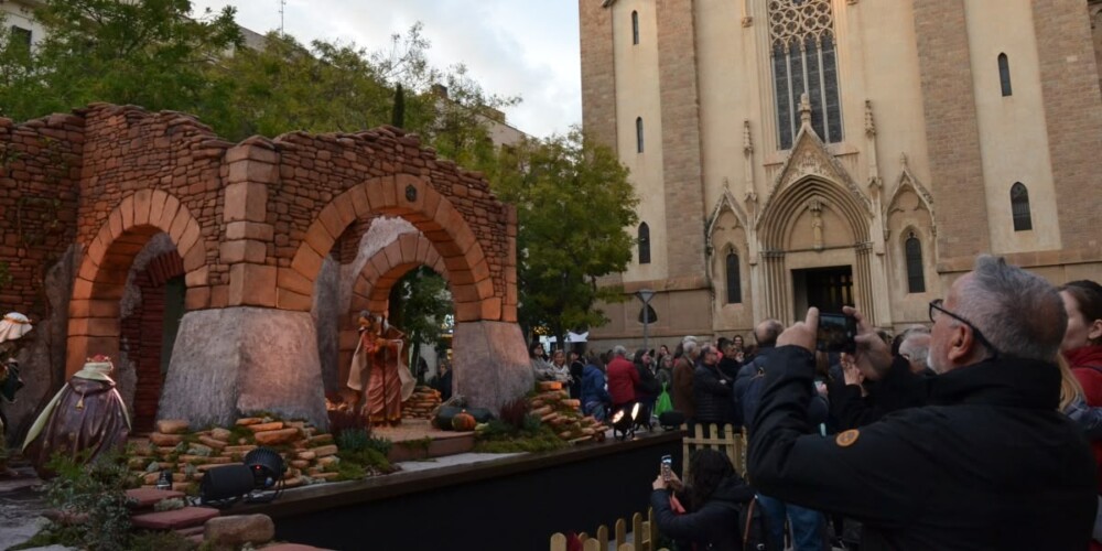 Foto portada: un visitant al pessebre 360 graus, fent fotos, aquesta tarda. Autor: J.d.A.