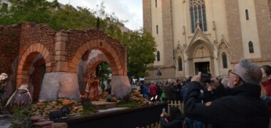 Foto portada: un visitant al pessebre 360 graus, fent fotos, aquesta tarda. Autor: J.d.A.