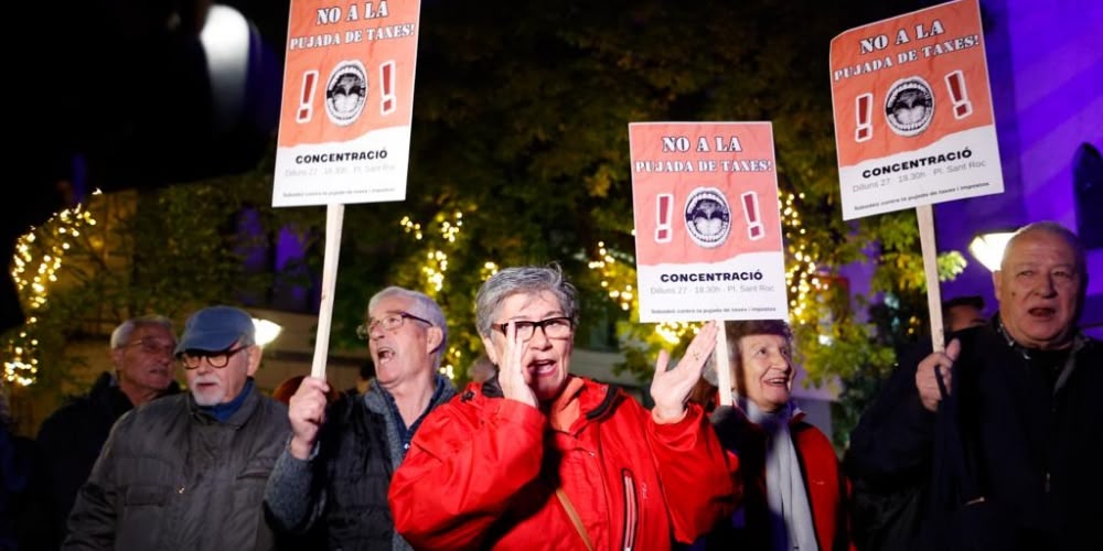 Foto portada: un moment de la protesta contra l'increment impositiu. Autor: David Jiménez.