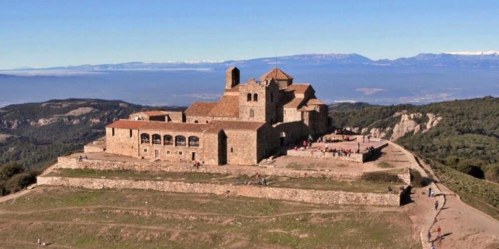 Foto portada: el cim de la Mola, amb el conegut restaurant, ara amb futur incert.