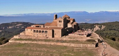 Foto portada: el cim de la Mola, amb el conegut restaurant, ara amb futur incert.