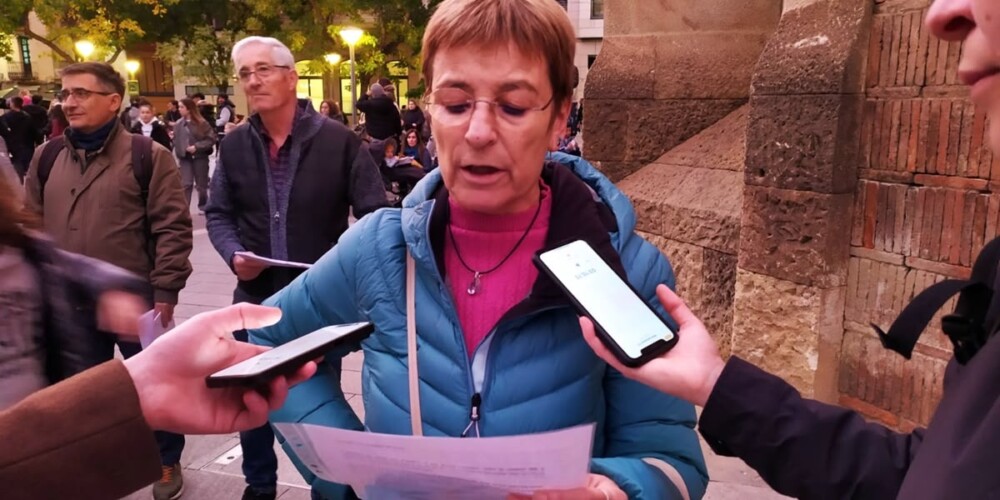 Foto portada: Rosa Salido, de la plataforma per la municipalització del SAC, presentant la protesta de dilluns a les 17.30 hores. Autor: cedida.