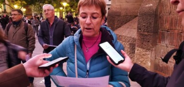 Foto portada: Rosa Salido, de la plataforma per la municipalització del SAC, presentant la protesta de dilluns a les 17.30 hores. Autor: cedida.