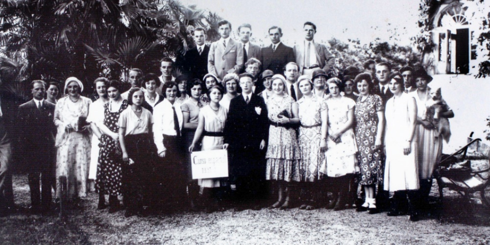 Leopold Rovira (centre) amb els seus alumnes del curs d’espanyol celebrat a Graz (Àustria) l’any 1932. Autor desconegut. Col·lecció Josep Vilanova - Imma Lloveras (AHS).