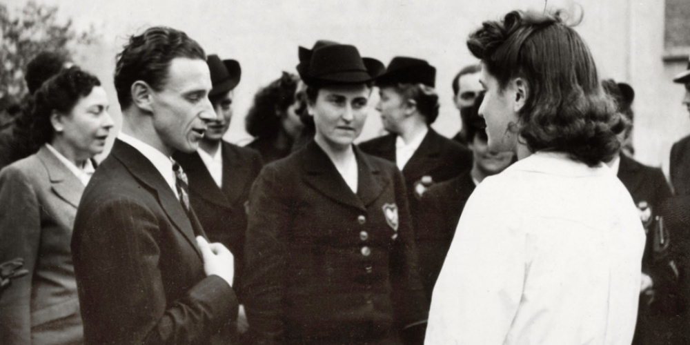 Leopold Rovira conversant durant la visita de Luise Michel, cap de la Sección Femenina de las Juventudes Hitlerianas a Espanya, a Sabadell. 8 de maig de 1941. Autor: Joseph Maria Pérez Molinos (AHS).