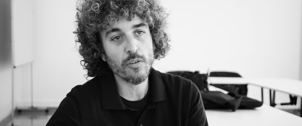 Foto portada: el professor de la UAB, expert en feixisme i extrema dreta, Steven Forti. Autora: Alba Garcia Barcia.