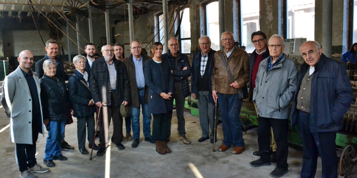 Farrés, regidors del govern municipal i membres de l'Associació de Professionals i Amics del Tèxtil, a la nau exterior del Pissit. Autor: J.d.A. 