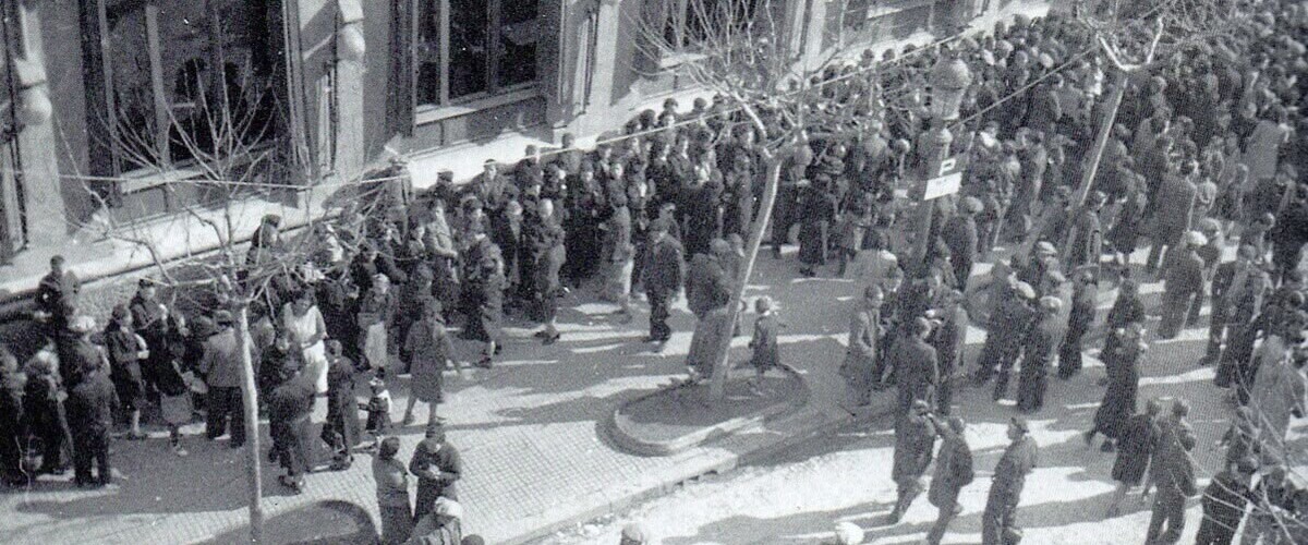 Primera cua a l'Euterpe per rebre l'ajuda de l'Auxilio Social. Febrer 1939 Antoni Martí Basté/ FBC.