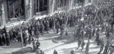 Primera cua a l'Euterpe per rebre l'ajuda de l'Auxilio Social. Febrer 1939 Antoni Martí Basté/ FBC.