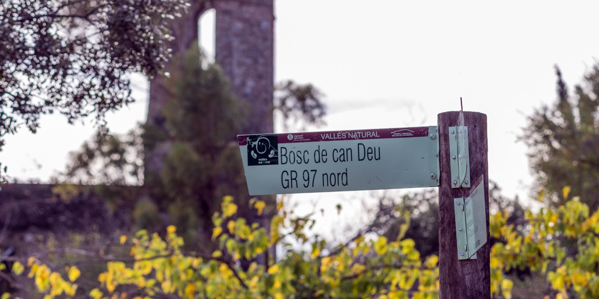 Foto portada: senyal al bosc de Can Deu, a l'alçada de Sant Julià d'Altura.