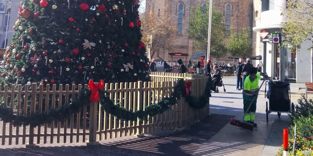 Foto portada: una operària de neteja viària, al costat del gran arbre de Nadal del Passeig. Autor: SMATSA / X (abans Twitter).