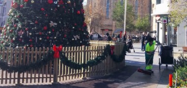 Foto portada: una operària de neteja viària, al costat del gran arbre de Nadal del Passeig. Autor: SMATSA / X (abans Twitter).
