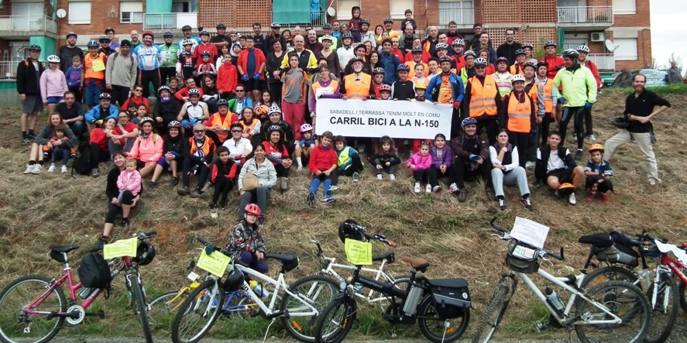 Bicicletada reivindicant el carril bici a la N-150, l'any 2015. Autor: cedida.