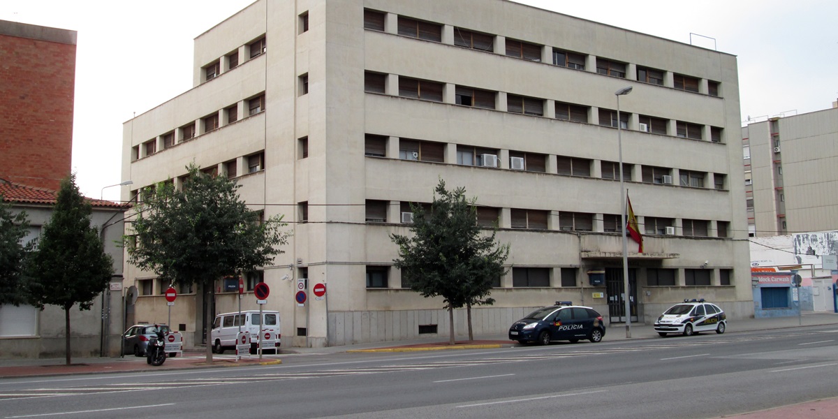 Exterior de la comissaria del CNP a Sabadell. Autor: Wikimedia Commons.