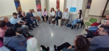 Foto portada: els baixos del Casal Pere Quart, durant la tertúlia amb Rafael Eguiguren. Autor: J.d.A.
