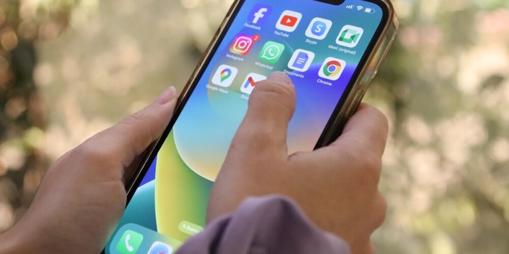 Foto portada: una jove, amb un telèfon mòbil a la mà. Foto: ACN.