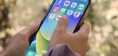 Foto portada: una jove, amb un telèfon mòbil a la mà. Foto: ACN.