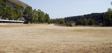 El solar on es vol construir una piscina d'onades, al costat de la Bassa, davant la Pista Coberta i darrera del riu Ripoll, el 5 de juliol. Autora: Lucía Marín.
