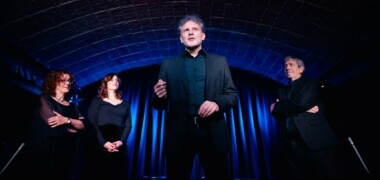 Foto portada: un moment del cabaret literari del 2023, a la Cava Urpí. Autor: Sergi Panizo / cedida.