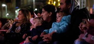 Foto portada: ciutadans a l'espectacle 'Somriu el Nadal', aquest dimecres. Autor: David Jiménez.